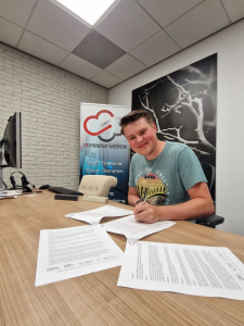 Sem zet zijn handtekening onder het contract